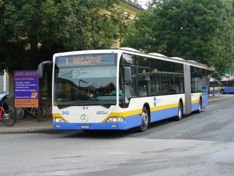 Mercedes-Citaro Regio-Bus Nr 242 .. Ne 109242 bei der Ausfahrt von der Haltestelle vor dem Bahnhof in La Chaux de Fonds am 07.09.2007