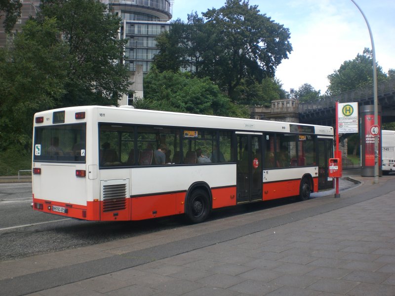 Mercedes-Eindecker auf der Linie 112 nach Braune Brcke am S+U Bahnhof Landungsbrcken.