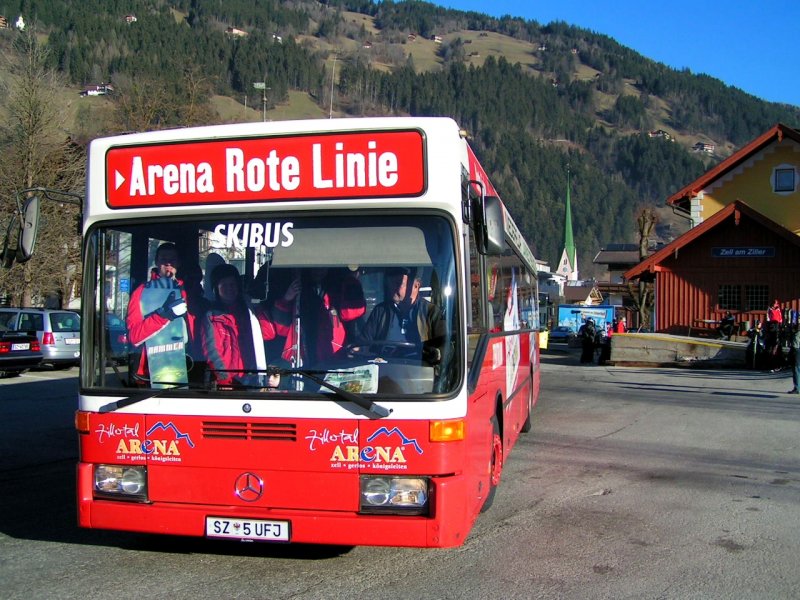 Mercedes; eingesetzt als Skibus  Arena-Rote-Linie , verlsst gerade den Bahnhofsvorplatz von Zell am Ziller;  080220