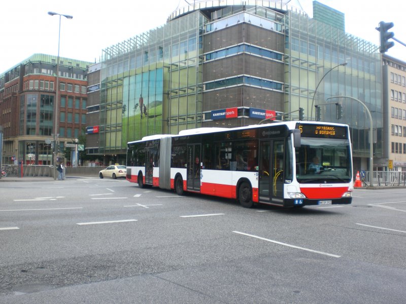Mercedes-Gelenkbus auf der Linie 5 nach U-Bahnhof Borgweg nahe der Haltestelle Hauptbahnhof/Mnckebergstrae.
