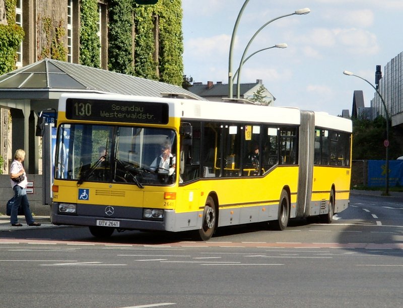 Mercedes-Gelenkbus der Linie 130 in Spandau, 9.9.2008