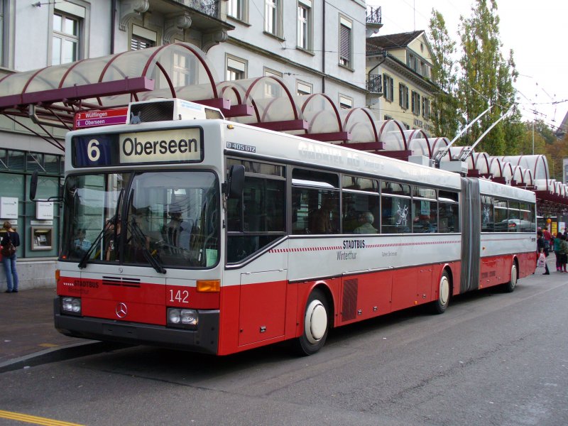 Mercedes Gelenktrolleybus 142 eingeteilt auf der Linie 6 im Busbahnhof vor dem SBB Bahnhof 28.10.2006