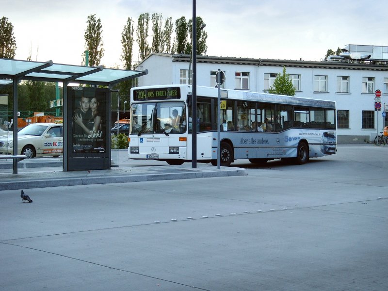 Mercedes-Niederflurbus kommt zur Hst. (Berlin-)Sdkreuz,
2008