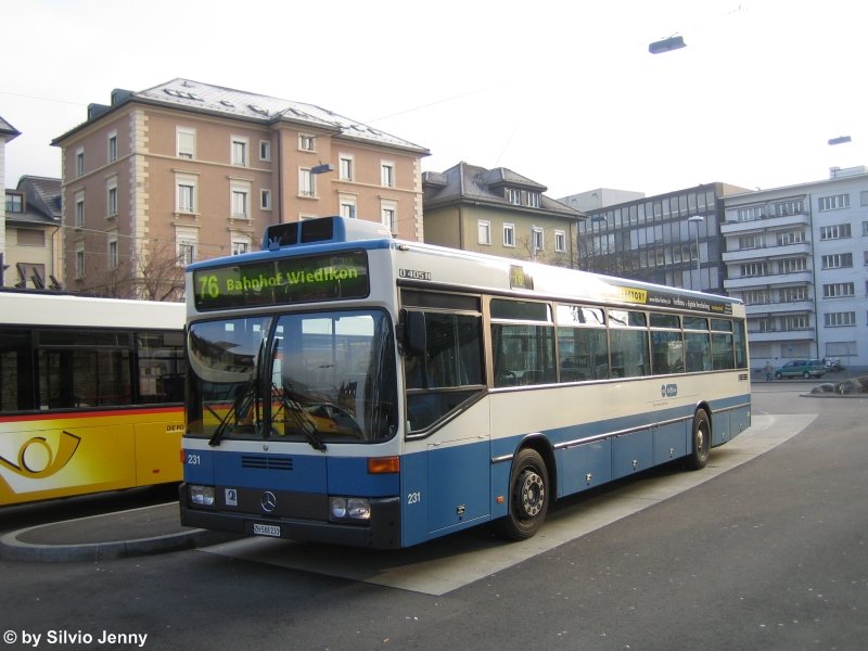 Mercedes O405N Nr. 231 am 29.12.08 beim Bahnhof Wiedikon. Als einzige Linie, vertritt der 76er bei den Postauto Haltestellen die Ehre der blauen VBZ Busse.
