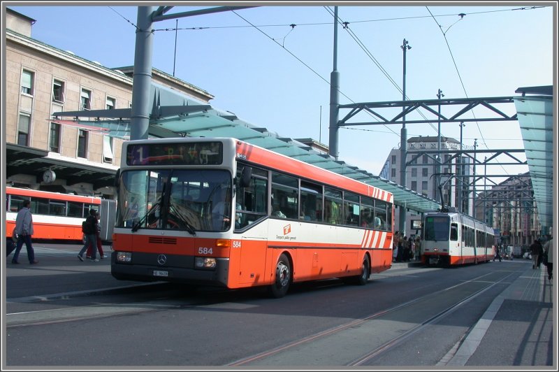 Mercedes Stadtbus 584 vor dem Genfer Hauptbahnhof. (05.06.2007)