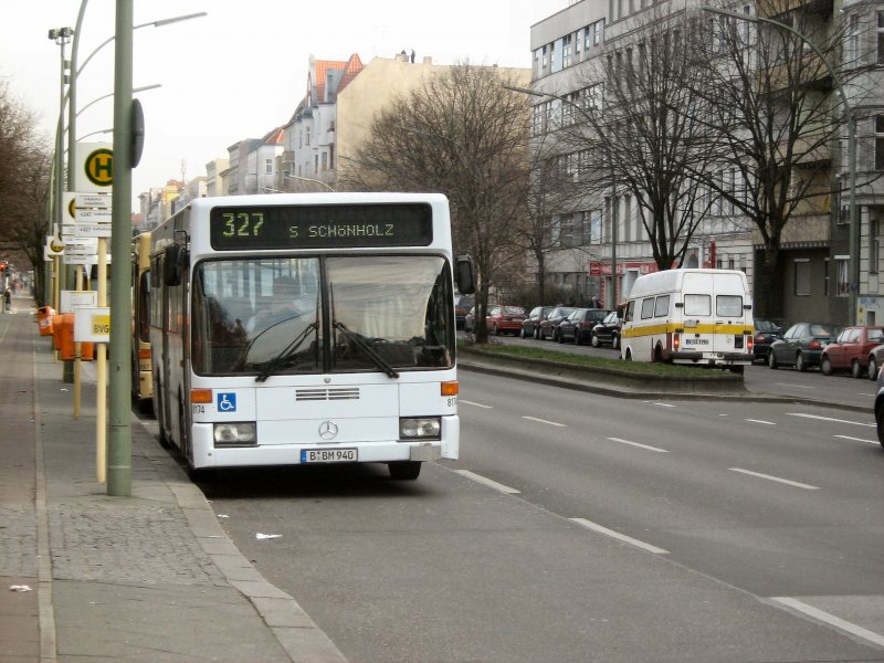 MERCEDES-Stadtbus in abweichender weier Farbgebung in Berlin, Leopoldplatz, Februar 2007
