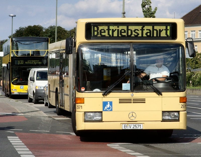 Mercedes-Stadtbus auf Betriebsfahrt in berlin-Spandau, 9.9.2008
