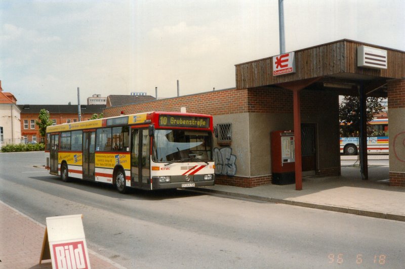 Mercedes-Stadtbus in Erfurt, Grubenstrasse . Analogfoto von 1996 - digitalisiert (Scan)