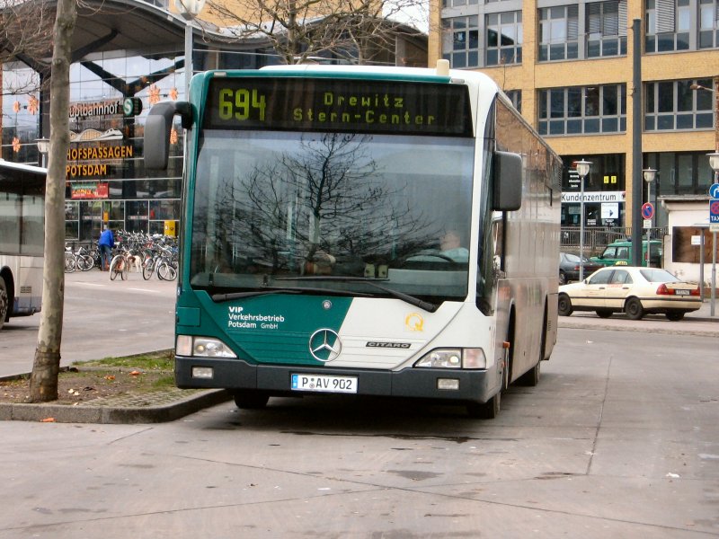 Mercedes-Stadtbus VIP (Verkehrsbetrieb Potsdam) vor dem Potsdamer Hauptbahnhof, Herbst 2006