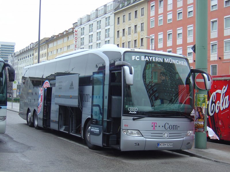 Mercedes Travego 17 RHD  FC Bayern Mnchen , 08.04.2005 Mnchen Hauptbahnhof