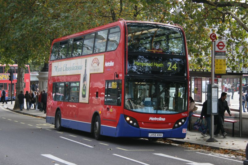 Metroline TE676 (Alexander/Dennis Enviro400, 2005) am 16.10.2007 beim Trafalgar Square.