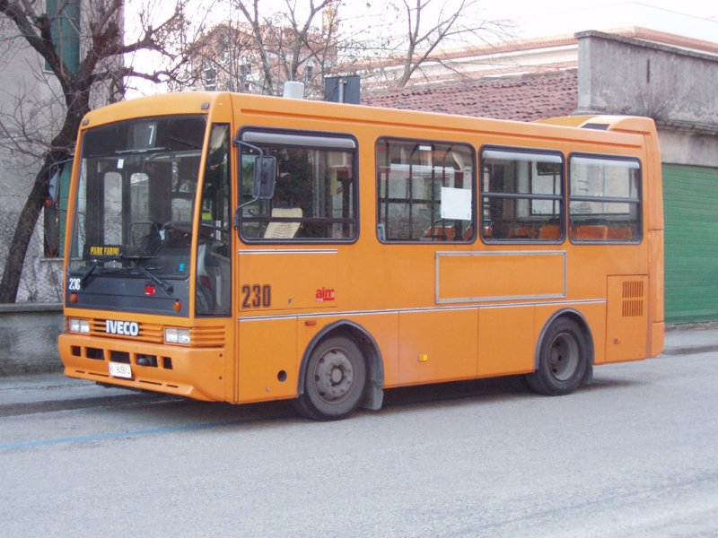 Midibus Cacciamali TCC672 230 der AIM Vicenza.