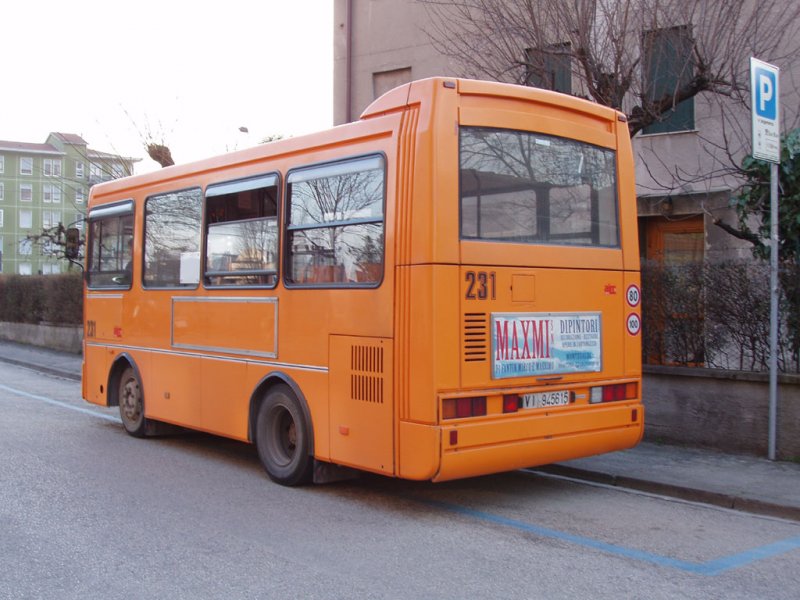 Midibus Cacciamali TCC672 231 der AIM Vicenza.