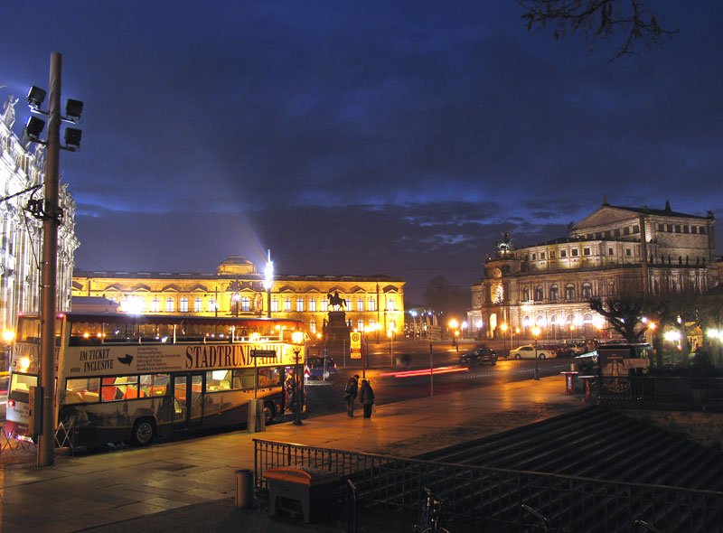 Mit dieser Nachtaufnahme eines MAN Doppelstockbus der Stadtrundfahrt am Theaterplatz wnsche ich allen Bus-Fans einen guten Rutsch ins neue Jahr; Dresden, Dezember 2007 