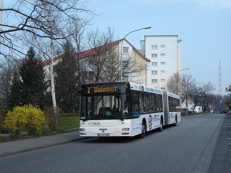 Mit neuer Werbung fährt Bus 54 auf der 2 im Fasanenweg zum Bahnhof. Datum: 30.3.07