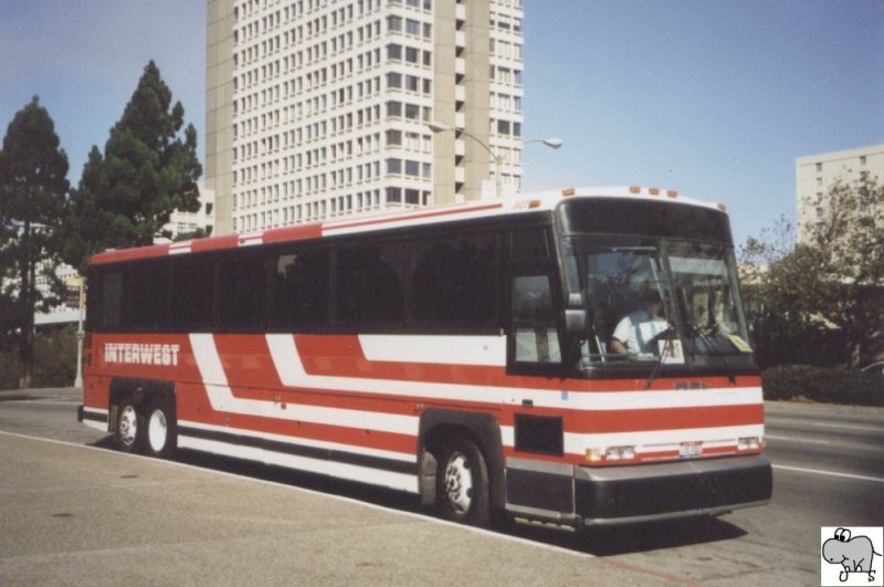 Motor Coach Industries (MCI) 96-A der amerikanischen Busgesellschaft  Interwest 
Die Aufnahme entstand bei der Stadtrundfahrt in San Francisco am 06.September 2002.