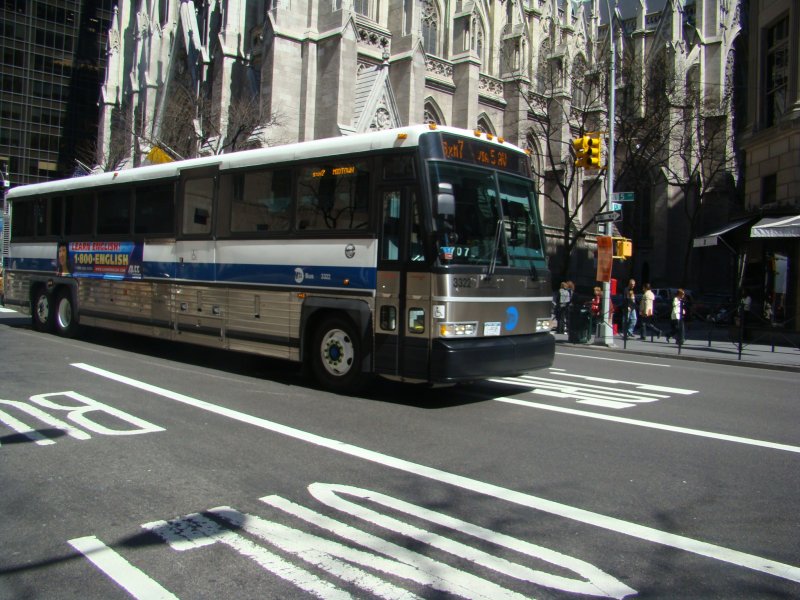 Motor Coach Industries (MCI) D 4500 an der Saint Patrick's Cathedral's in New York City am 10.04.08