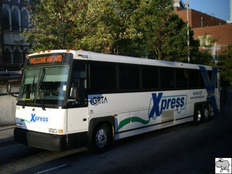 Motor Coach Industries (MCI) D4500 des amerikanischen Busunternehmens  Xpress  aus Georgia. Aufgenommen am 25. September 2008 in Atlanta, Georgia.