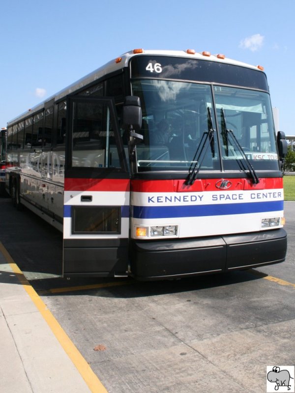 Motor Coach Industries (MCI) D4500 eingestellt beim Kennedy Space Center in Florida, Wagen # 46. Die Busse bringen die Besucher auf den Areal des Kennedy Space Center zu den verschiedenen Besichtigungspunkten. Aufgenommen wurde der Bus am 2. Oktober 2008.