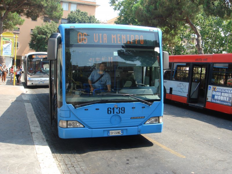 Na Nu !?! Was ist das fr ein Bus? Auch ohne Mercedes Benz Stern erkennt jeder Buskenner das das ein Citaro von Mercedes Benz ist. Der Bus steht in Roma Lazio.