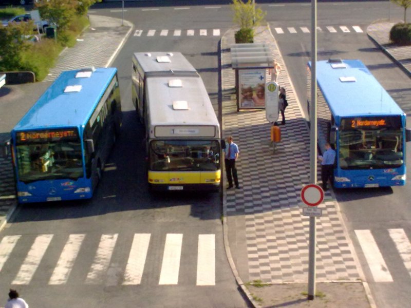 Nach einem Streit,wer nun von den blauen Mercedes Bussen zur Norderneystr. fahren soll,werden nun am Gelenkbus Streichhlzer gezogen ;-) Gesehen in Wilhelmshaven am Bismarckplatz 24/04/2009