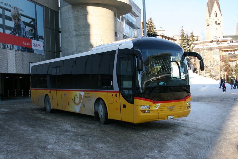 Nach nur einer Woche Betriebseinsatz sieht der damals neue Lion's Regio R12 GR 162'984 der Regie Chur bereits nicht mehr allzu sauber aus. Davos-Platz, 16.12.2007. 