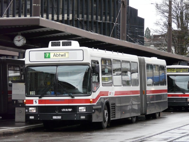 NAW / Hess Nr. 235 bei der Haltestelle vor dem Hauptbahnhof in St.Gallen am 11.11.2007