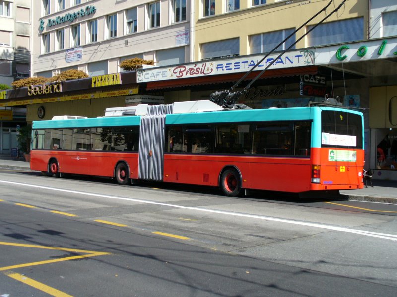 NAW -  Gelenk Trolleybus der VB Biel.. Bus Nr 85 Eingeteilt auf der Linie 4 bei der Haltestelle  Bahnhof  .. Foto vom 05.09.2006