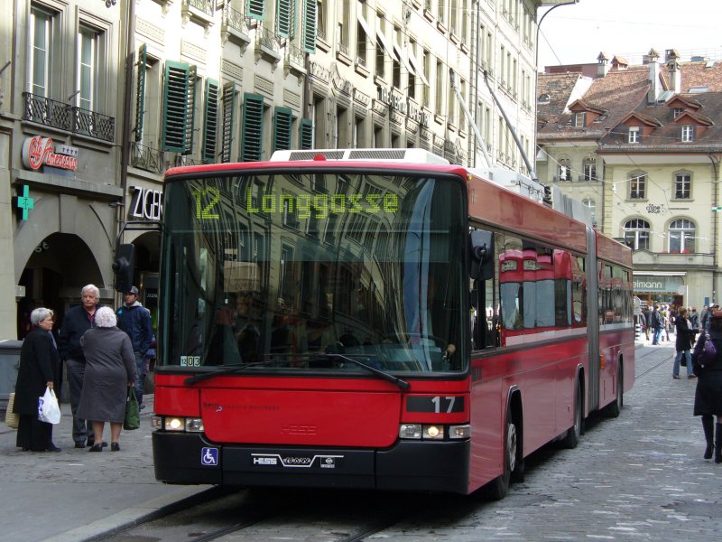 NAW - HESS / Trolleybus 17 in den Gassen von Bern eingetelt auf der Linie 12 Lnggasse am 03.03.2007