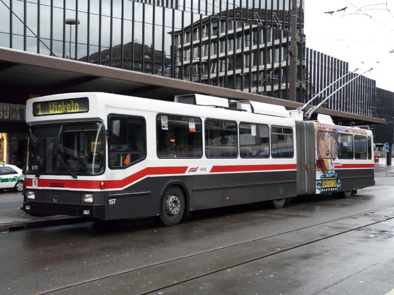 NAW - Trolleybus Nr. 157 bei der Haltestelle vor dem Hauptbahnhof in St.Gallen am 11.11.2007