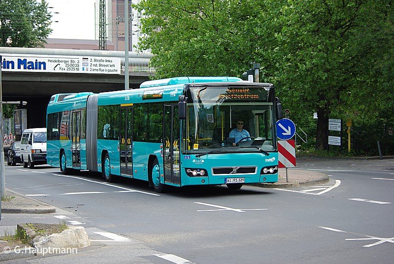 Neben den Bussen der VGF fahren auch Busse der Arriva durch Frankfurt. Arriva setzt dabei Volvo-Gelenkbusse ein, so wie hier am 30.5.09 auf der Linie 37 Richtung Gutleut Briefzentrum.