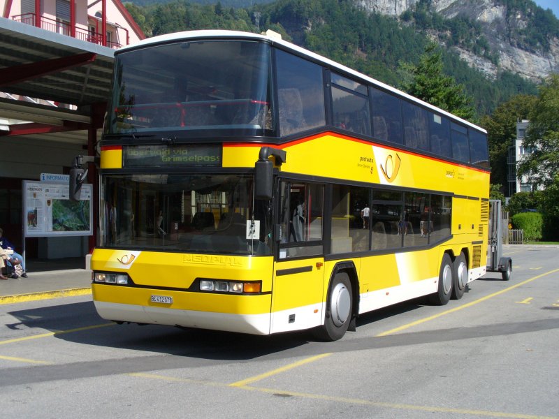 NEOPLAN / BE 412 071  - Post Regiobus nach Oberwald via Grimselpass bei der Postauto Haltestelle in Meiringen am 08.09.2007