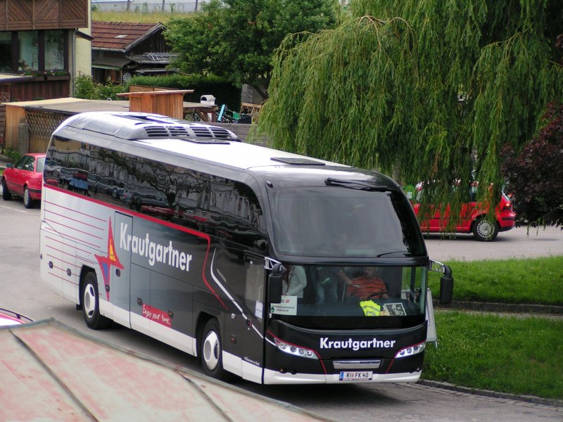 NEOPLAN-Cityliner der Fa.Krautgartner ist im Schienenersatzverkehr zwischen Ried u. Gurten eingeteilt; 090608