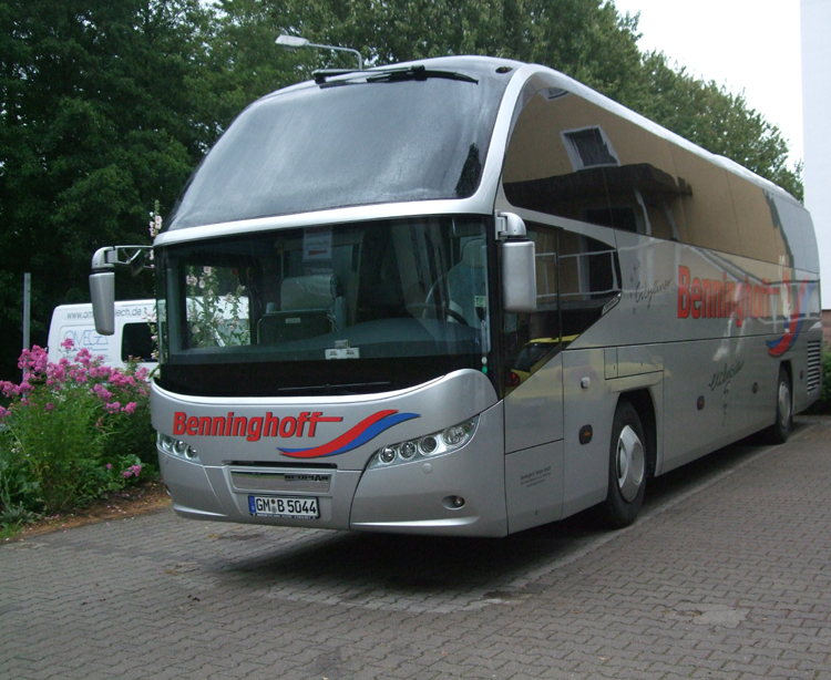 Neoplan Cityliner der Firma Benninghoff wartet vor dem Elbhotel im FRITZ-TRIDDELFITZ-WEG in Rostock-Reutershagen.(23.07.09)