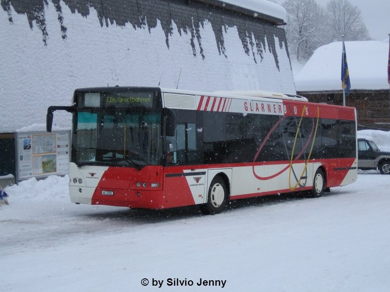 Neoplan des Autobetrieb Sernftal bei den Elmer Sportbahnen. Da der Kanton Glarus diese Leistungen bestellt, sind die Busse auch im passenden Anstrich unterwegs.