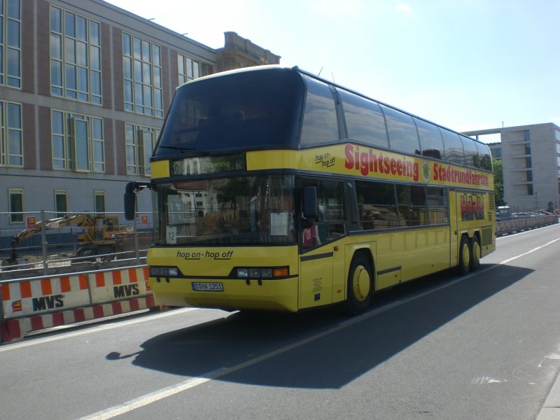 Neoplan-Doppeldecker Sightseeing-Bus in der Breite Strae in Mitte.