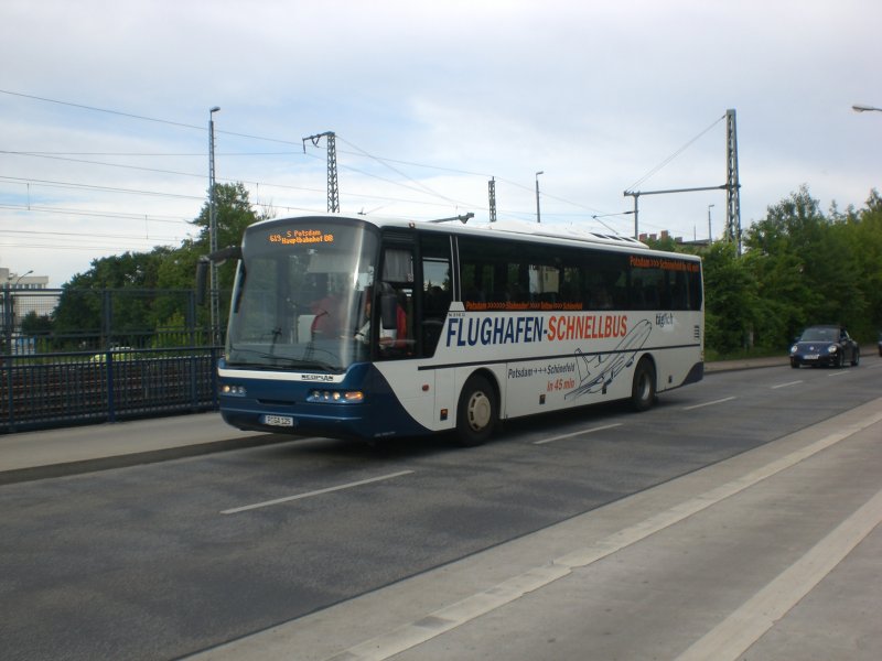 Neoplan Euroliner auf der Linie 619 nach Hauptbahnhof nahe der Haltestelle Babelsberg bergang.