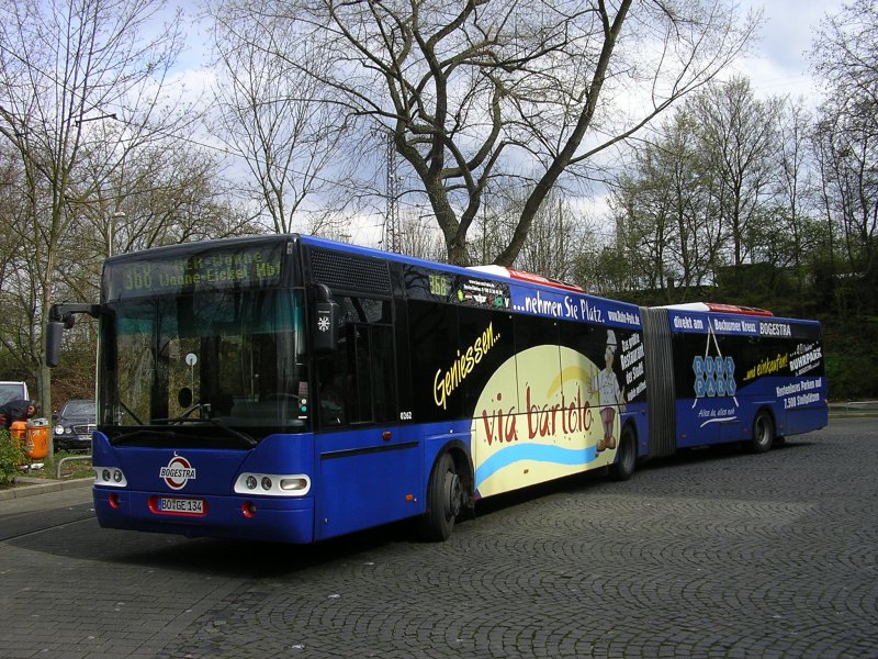 Neoplan Gelenkbus,Bogestra Linie 368 ,Pause in Wanne Eickel,
Werbetrger von  via bartolo .(13.04.2008)