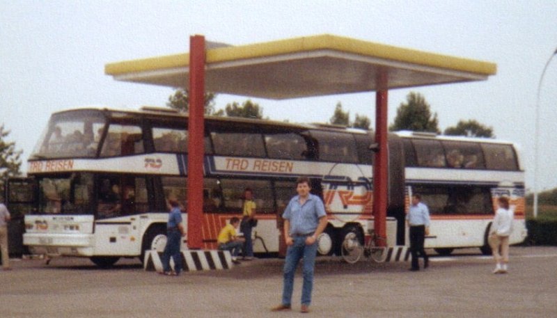 Neoplan Jumboliner mit 110 Sitzpltzen beim Tankstopp in Italien auf der Fahrt von Dortmund nach Porec KRO damals (Jugoslavien) August 1987