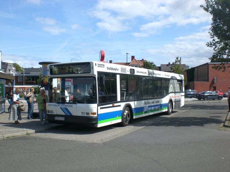 Neoplan N 40-Serie auf Sonderfahrt in das Ostseebad Damp am Bahnhof Eckernförde.
