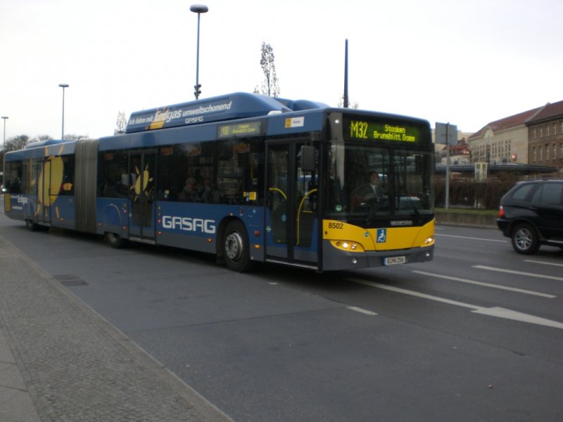 Neoplan N 45-Serie (Centroliner Evolution) auf der Linie M32 nach Staaken Brunsbttler Damm/Stadtgrenze am S+U Bahnhof Rathaus Spandau.