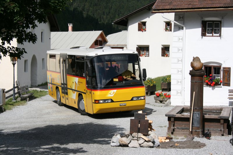 Neoplan N312 der Postauto-Regie Scuol beim Wendemanver auf dem Dorfplatz von S-Charl.