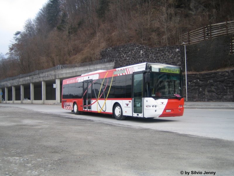 Neoplan N4416 Nr. 1 der AS (Autobetrieb Sernftal) steht am 16.2.08 in Schwanden. Er wartet als Entlastungsbus auf den Grossanstrum von Skifahrern, die nach Elm gehen wollen.