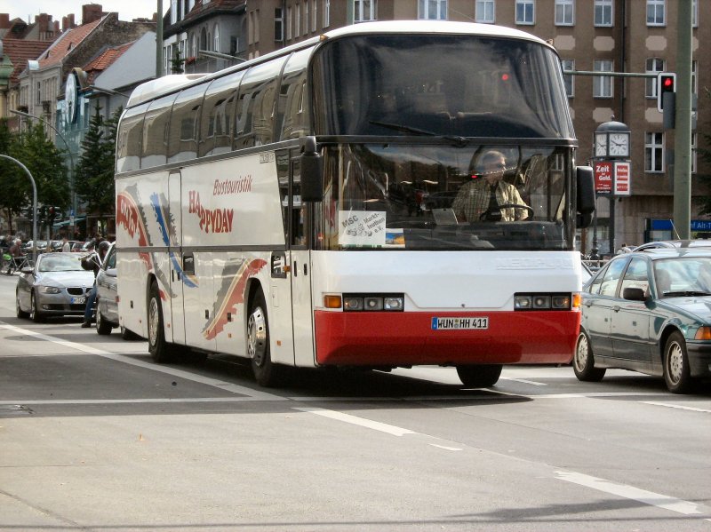 Neoplan-reisebus mitten im starken Verkehr, Berlin-Wedding 13. September 2008
