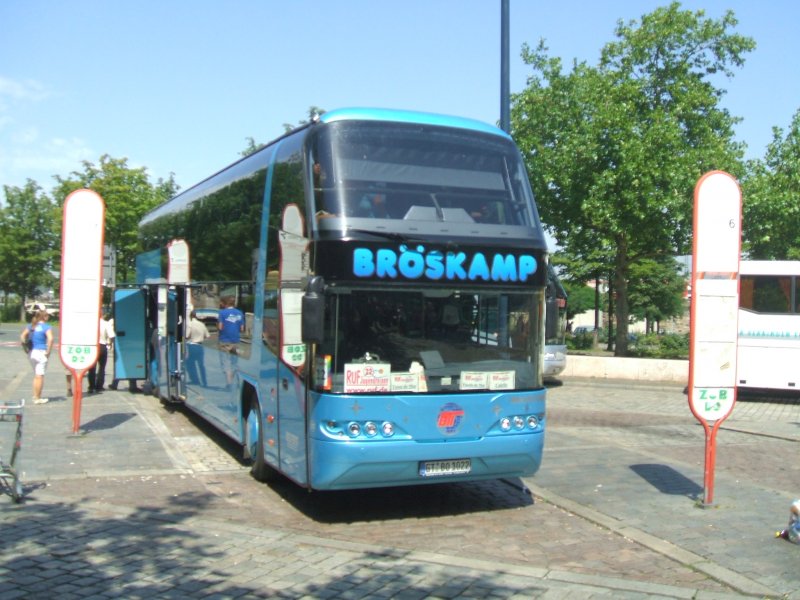 Neoplan Skyliner der Fa.Brskamp im Dortmunder Busbahnhof,
gegenber des Dortmunder Hbf`s.