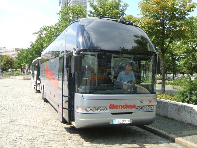 Neoplan Starliner von Busreisen Menchen , Dank an den Fahrer
fr das nette Gesprch.