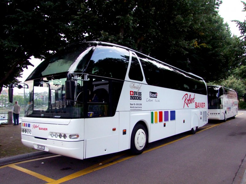 Neoplan-Starliner der Fa. Robert-Saner warten am Hafengebiet von Basel auf Fahrgste; 080831