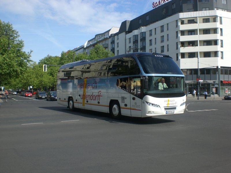 Neoplan Starliner der Firma Weihrach-Uhlendorft am U-Bahnhof Adenauerplatz.