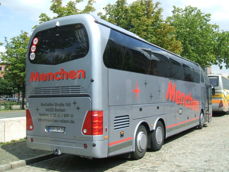 Neoplan Starliner macht von hinten auch ein gutes Bild