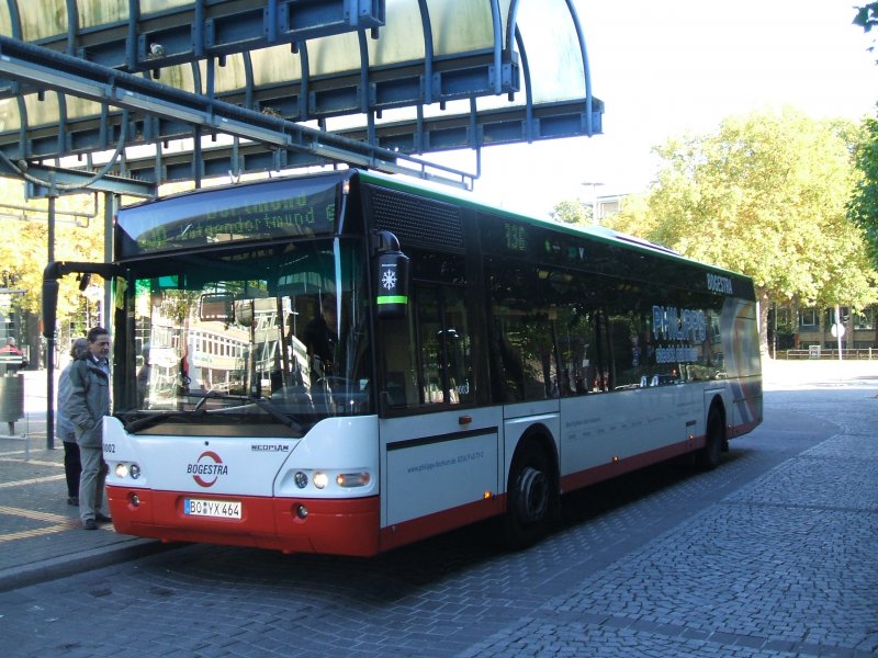 Neoplan Wagen 0002 der Bogestra,Linie 336 von Bochum Bbf. nach
Dortmund -Ltgendortmund.(14.10.2007)